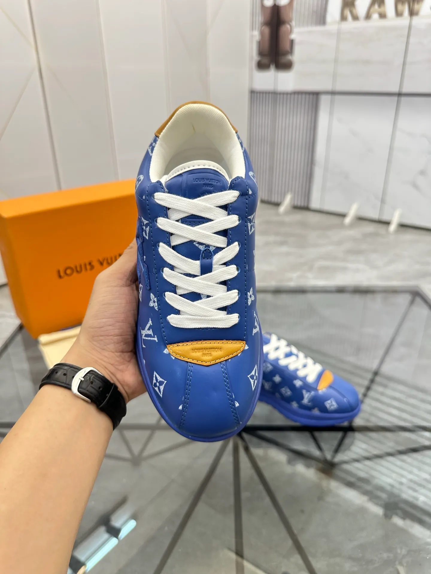 Men's shoes: 💰P700¥ Top quality Product trademark: LV* "Louis Vuitton*" low-top casual shoes Regular size: 35-45 (can be customized to 46) Couple style Product materials: Imported cowhide upper, breathable lining, original outsole. Number: two